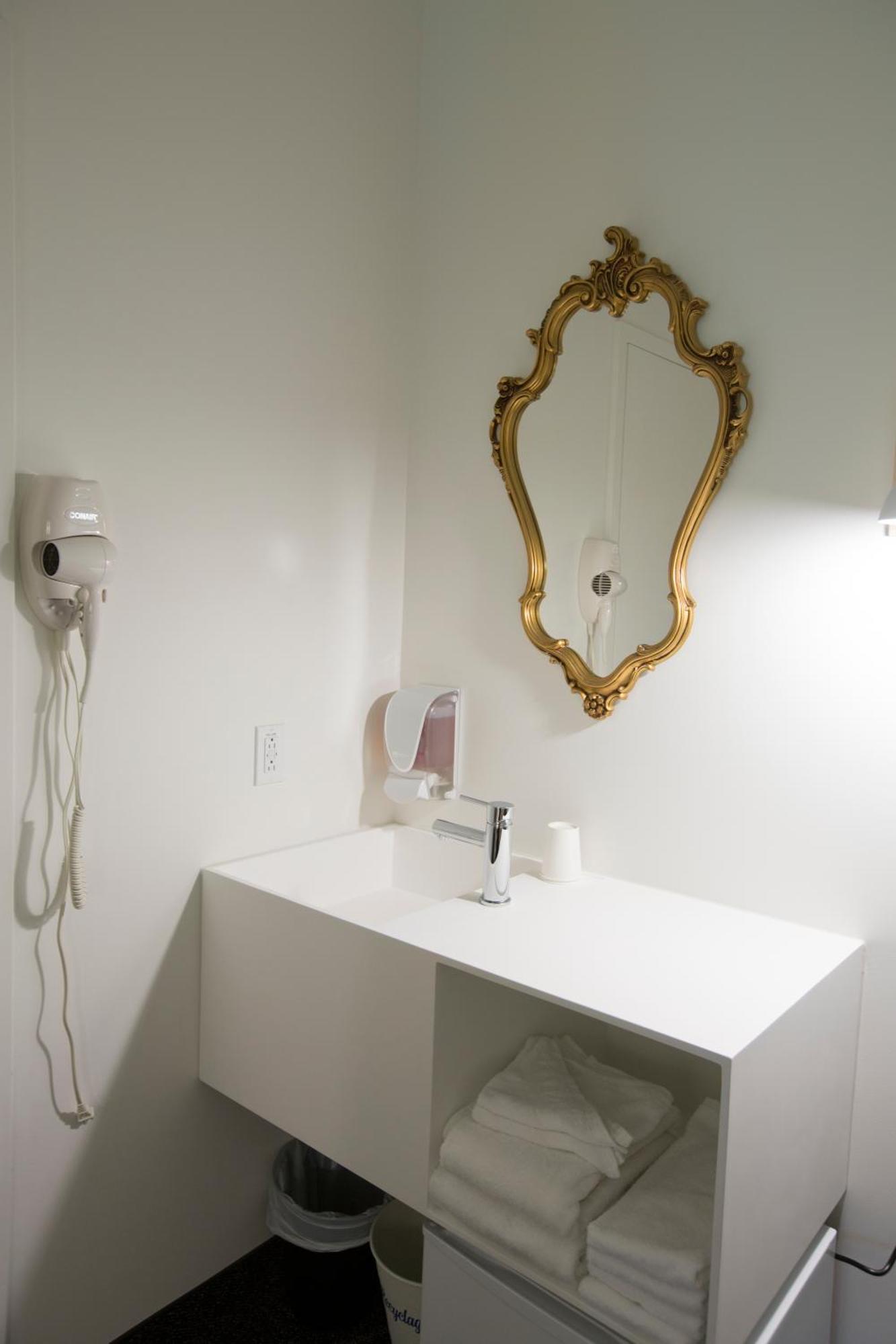 Le Saint-Creme Hotel Алма Екстериор снимка