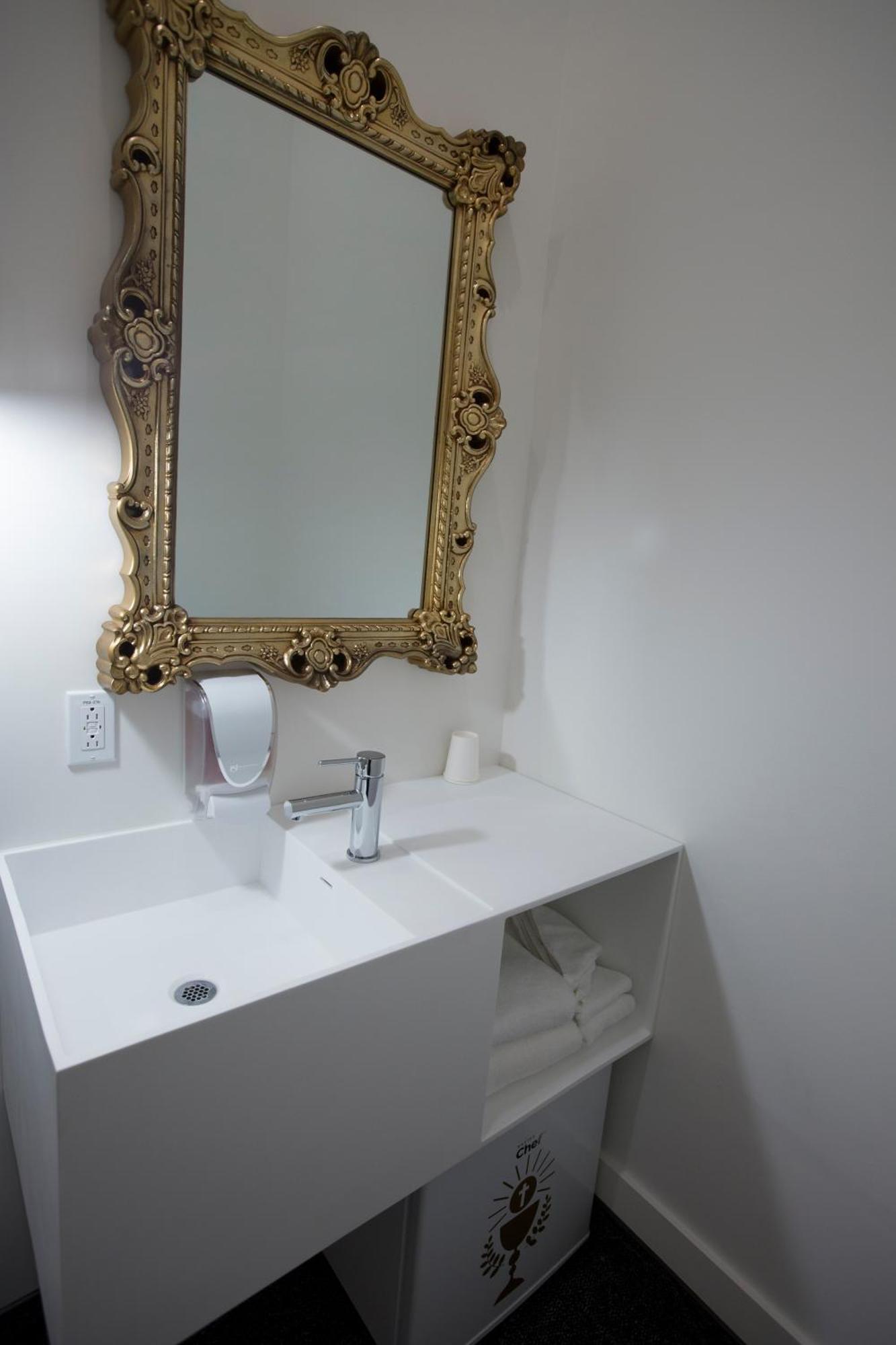 Le Saint-Creme Hotel Алма Екстериор снимка